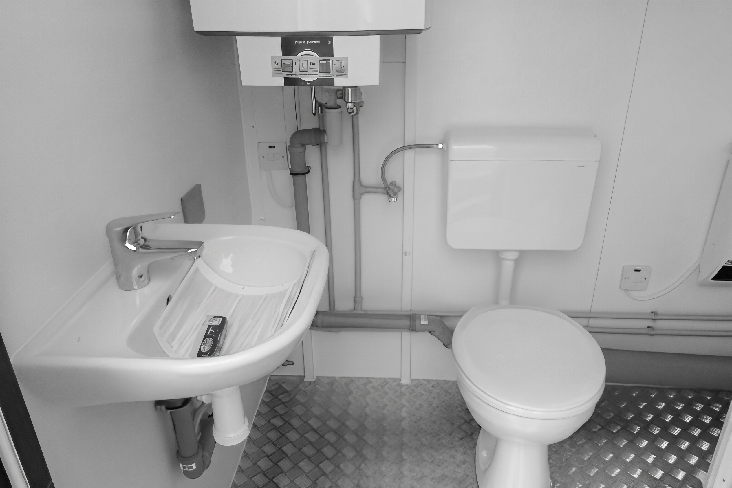 8Ft x 5Ft Mains Toilet/Shower - Image 4